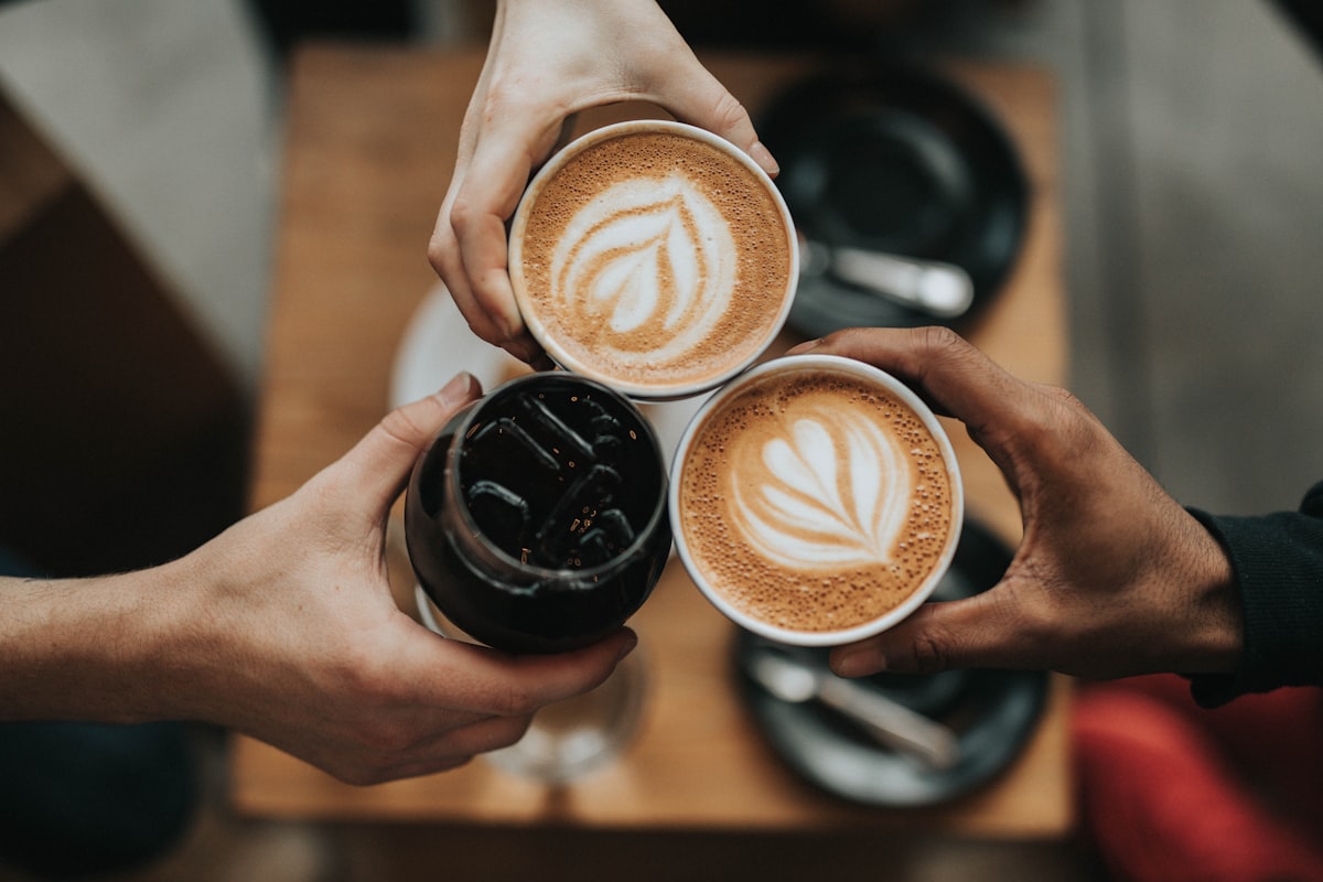 木のトレイにのったコーヒー